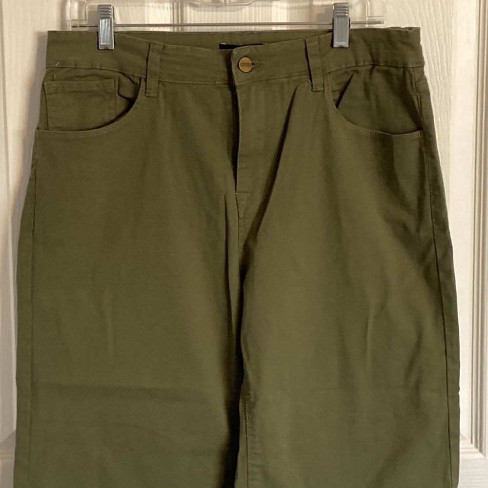 Sanctuary Ladies cropped raw hem olive army green size 32W, NWOT, never worn - Picture 2 of 8